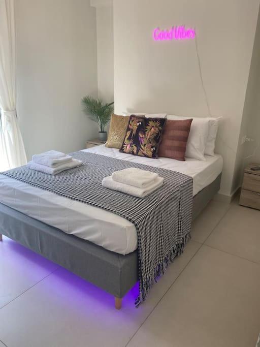 אתונה New 2Bd Aprt With Shared Rooftop Pool D3 מראה חיצוני תמונה